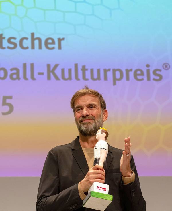 Jürgen Klopp hält den Walther-Bensemann-Preis in der Hand.