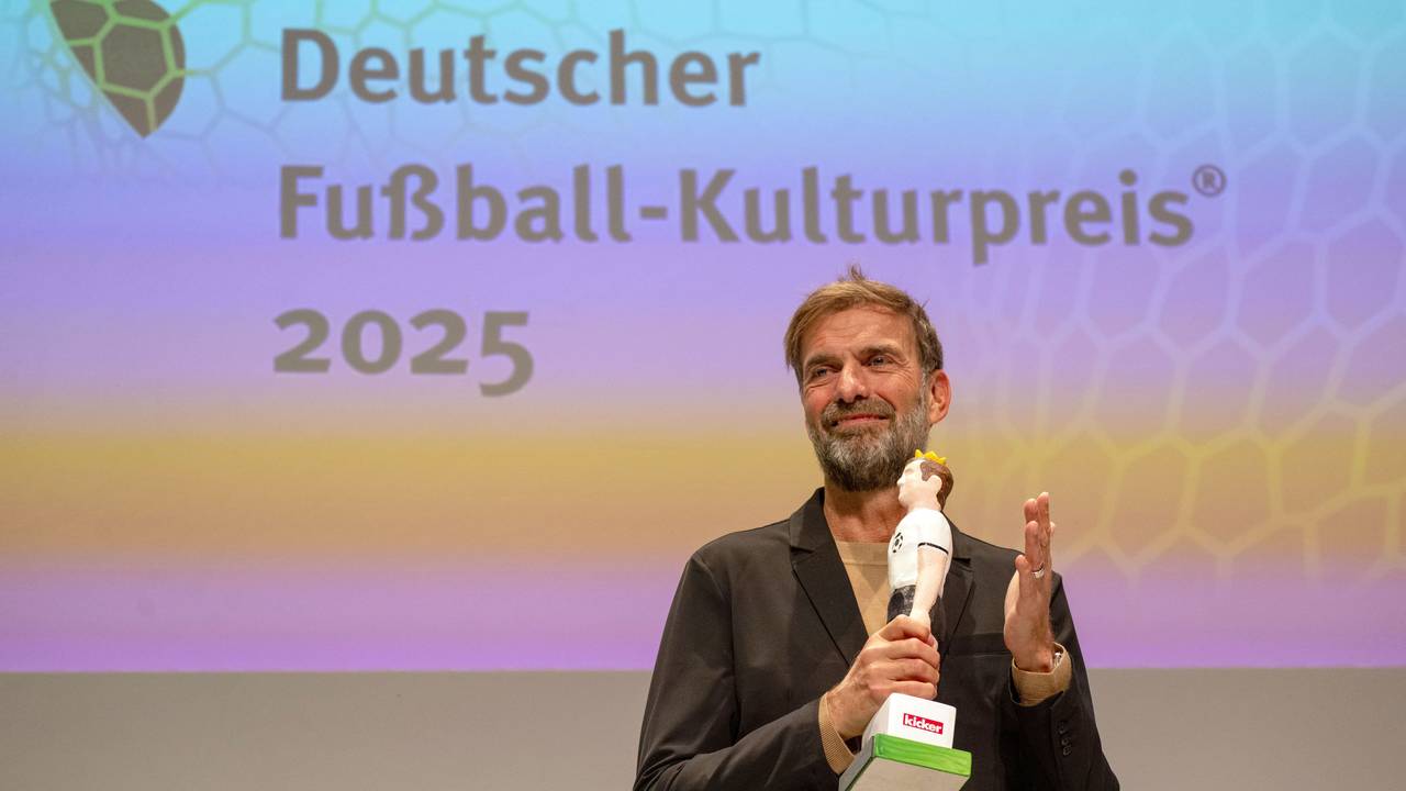 Jürgen Klopp hält den Walther-Bensemann-Preis in der Hand.