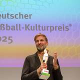 Jürgen Klopp hält den Walther-Bensemann-Preis in der Hand.