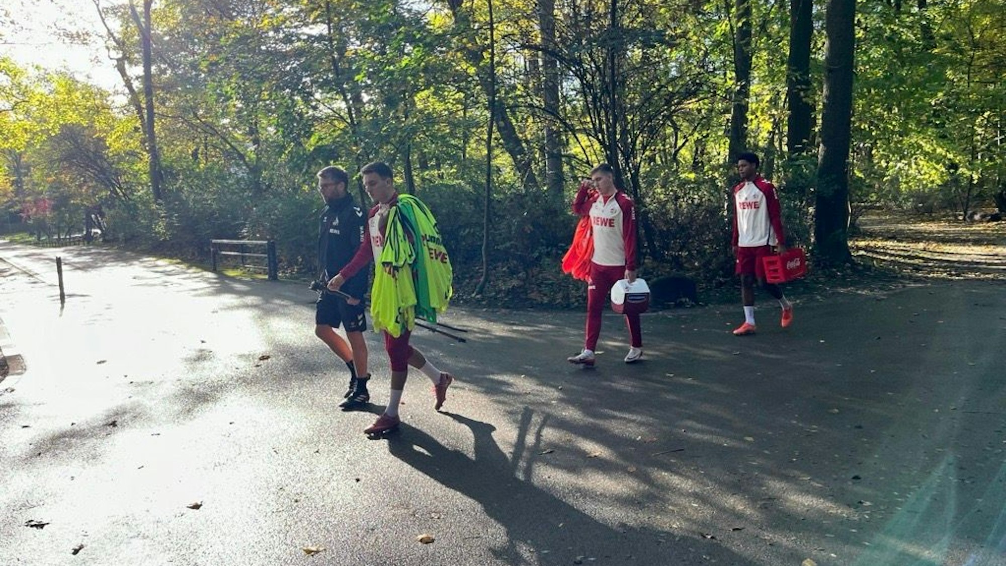 Die FC-Profis auf dem Weg zum Training.