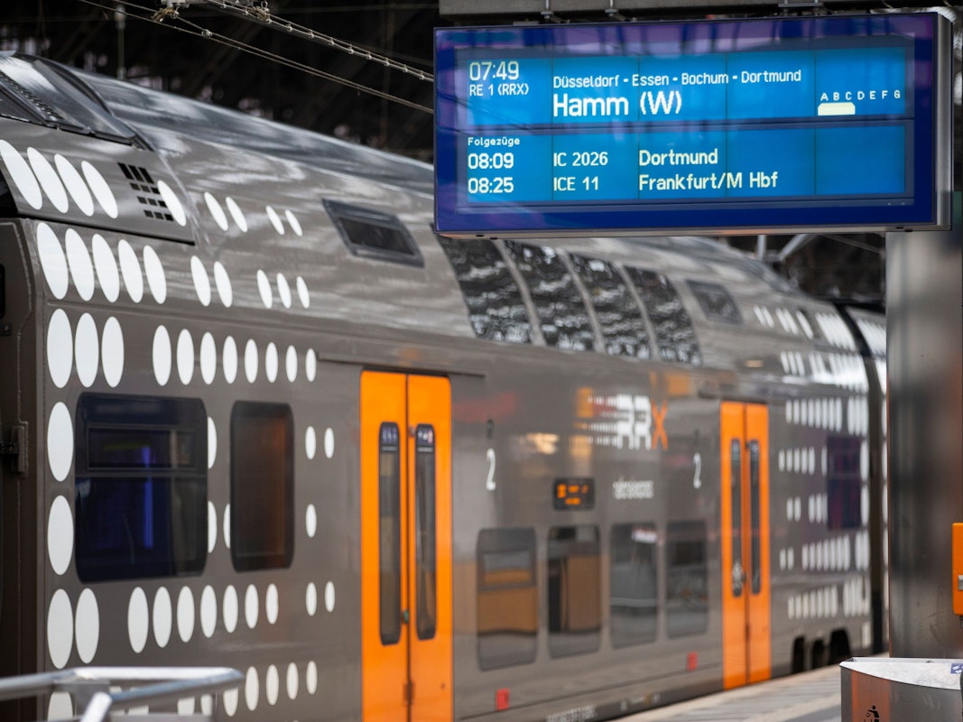 Ein RRX-Zug steht am Bahnsteig im Kölner Hauptbahnhof (Archivfoto). Hält der Zug bald nicht mehr am Bahnhof in Mülheim?