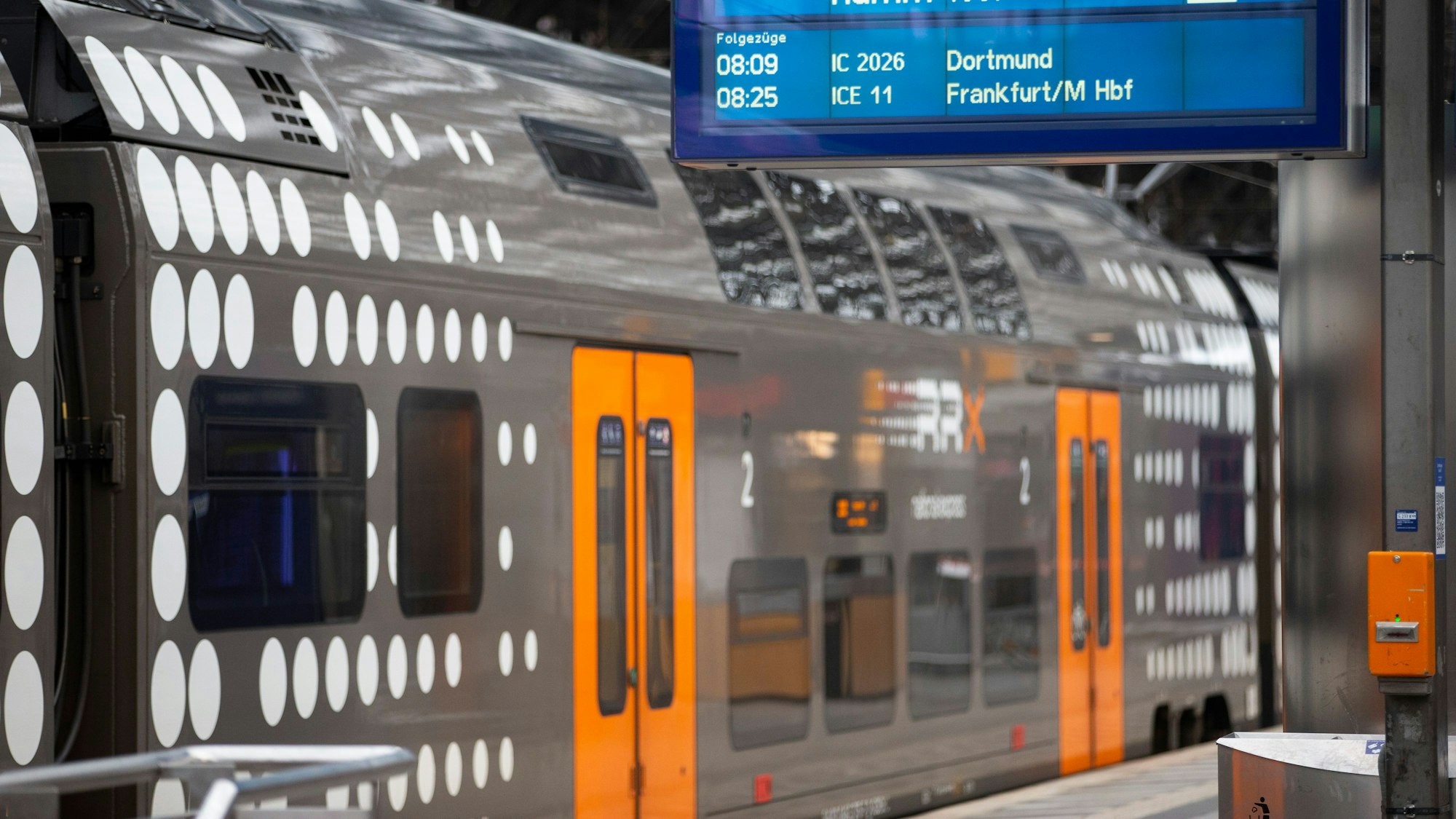 Ein RRX-Zug steht am Bahnsteig im Kölner Hauptbahnhof (Archivfoto). Hält der Zug bald nicht mehr am Bahnhof in Mülheim?