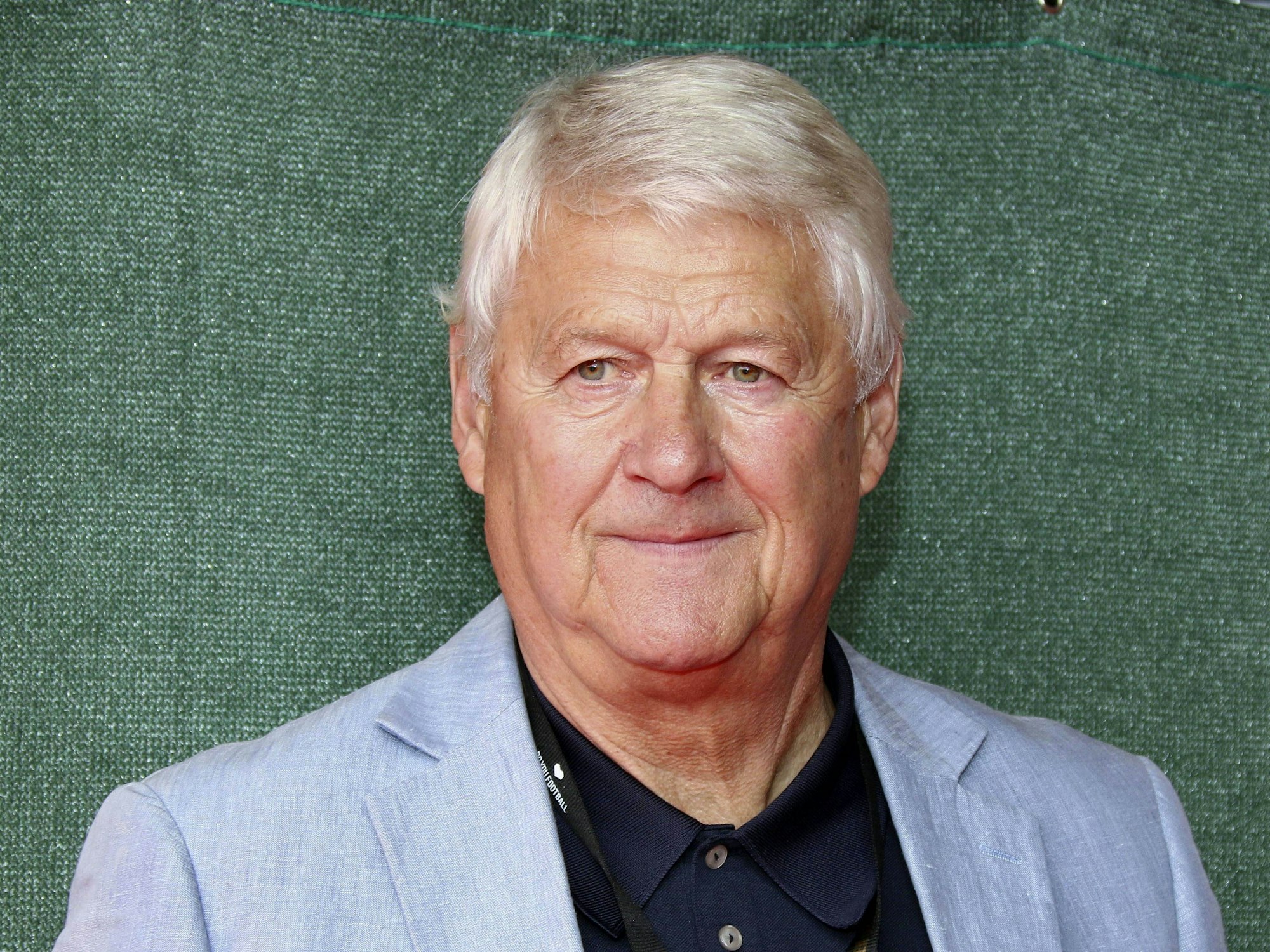 Max Lorenz posiert für ein Foto.