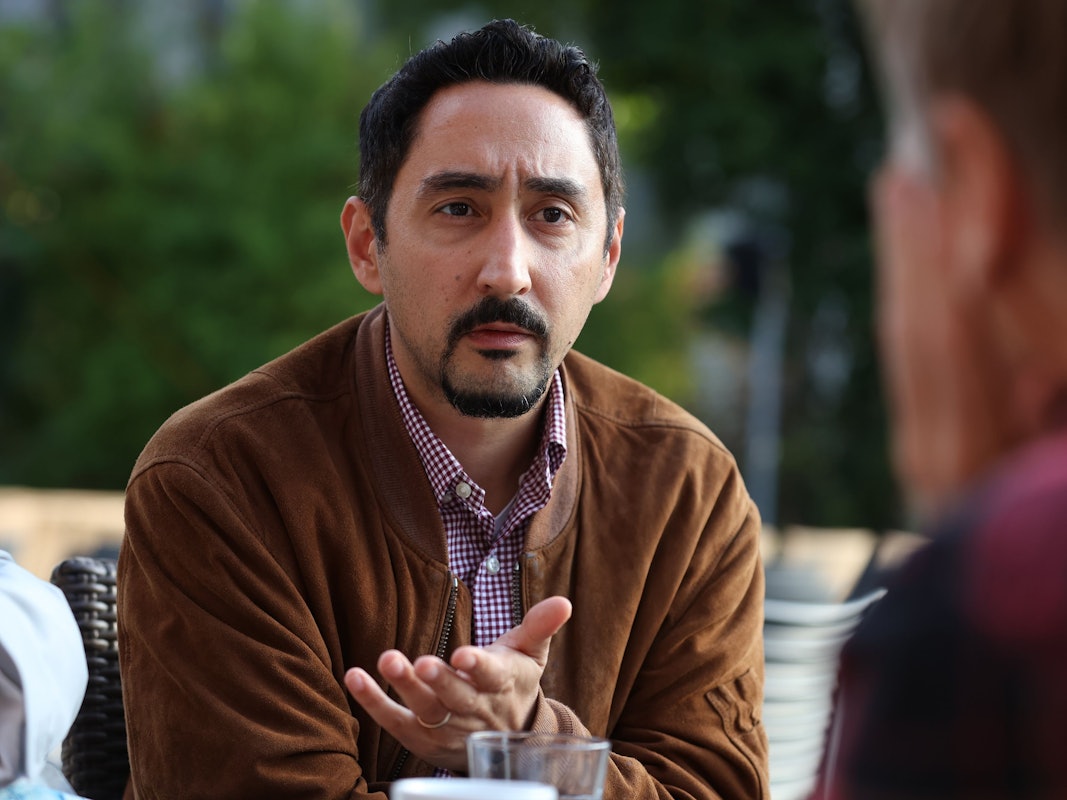 Eko Fresh schaut konzentriert.