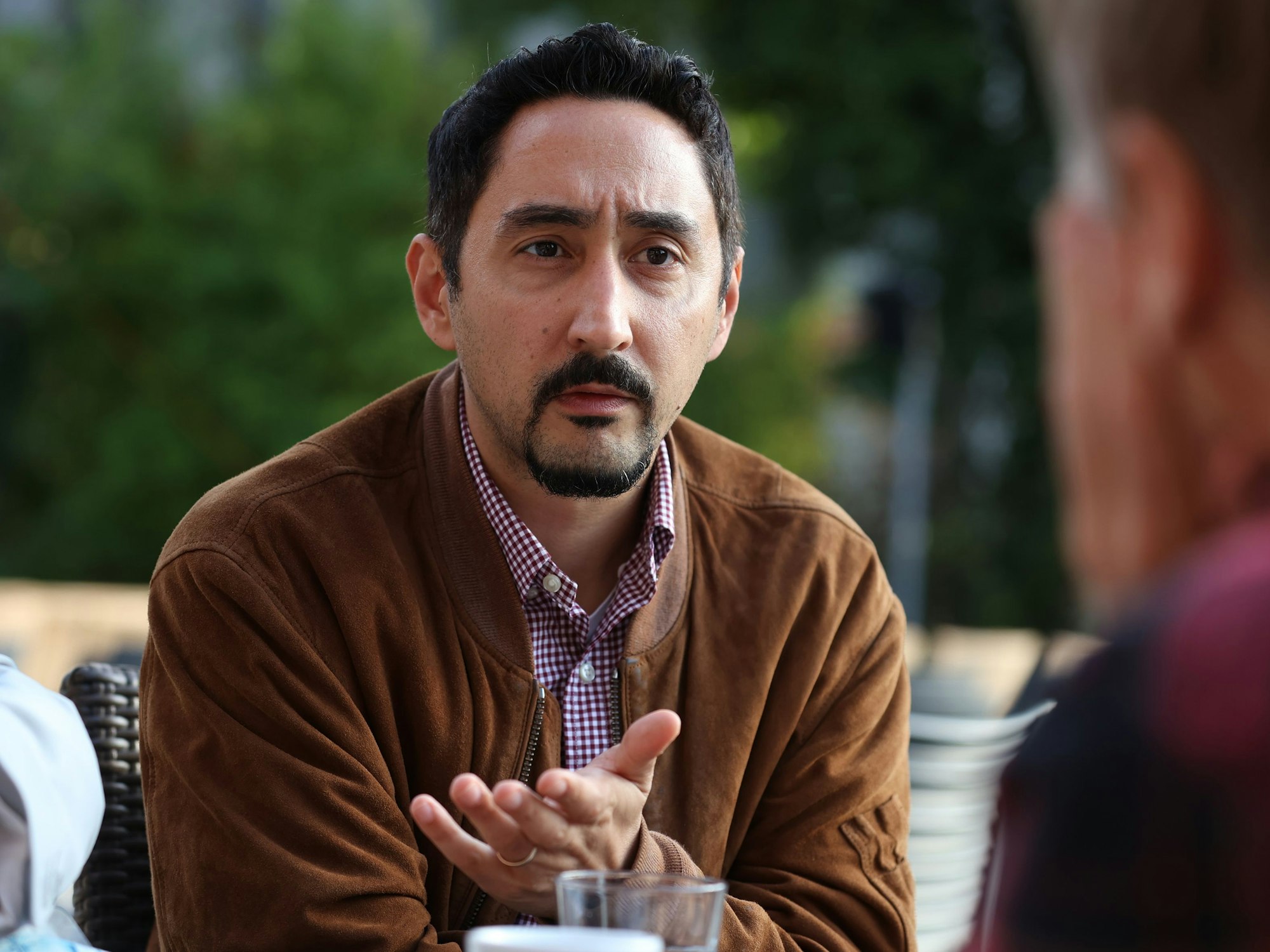 Eko Fresh schaut konzentriert.