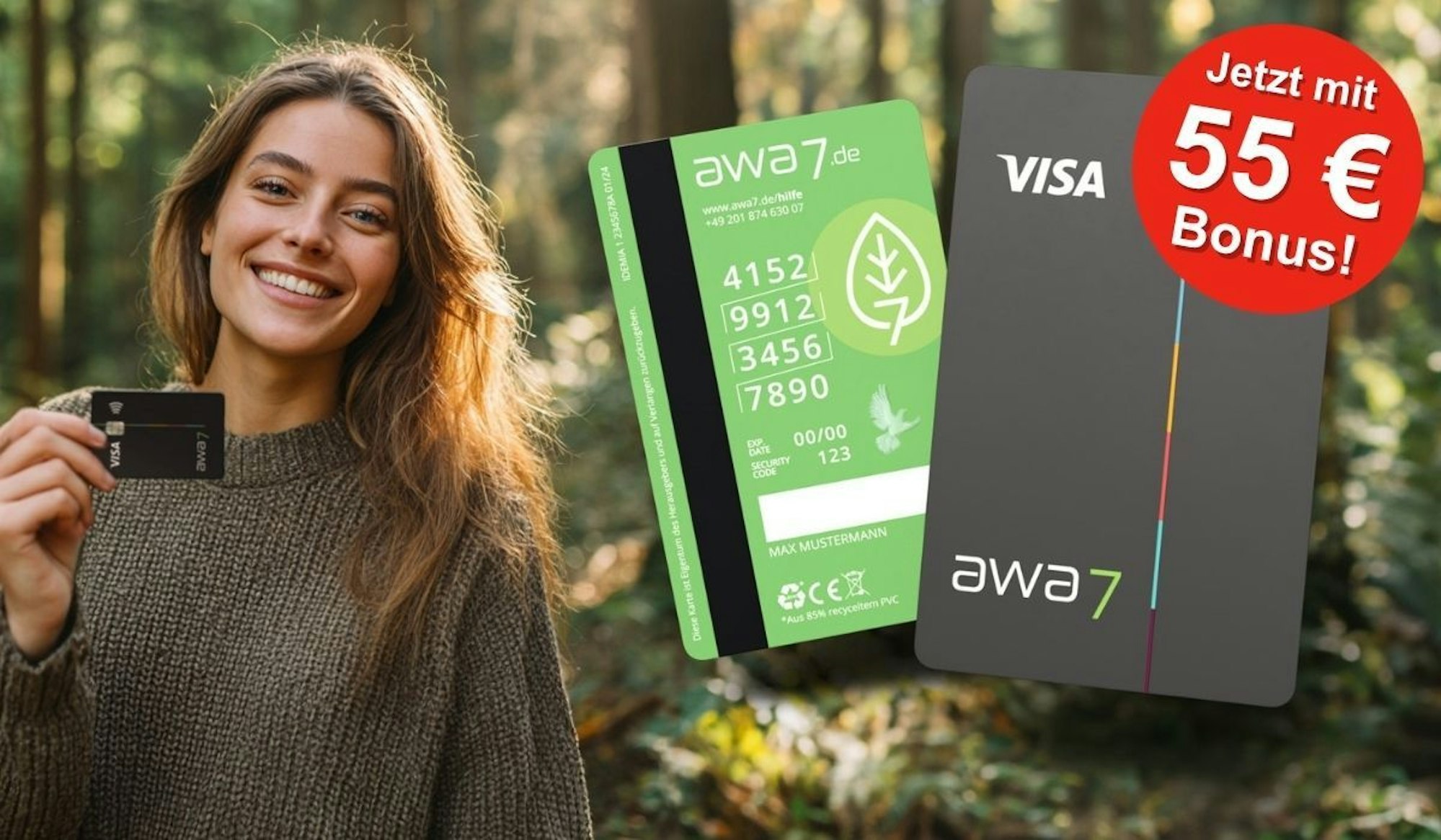Eine junge Frau schaut lächelnd und hält dabei eine awa7 Visa Kreditkarte in der Hand. Sie steht in einem Wald.