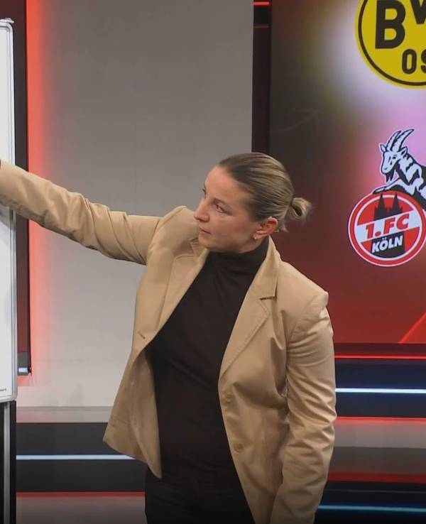 Inka Grings in der Sky-Show „Matchplan“ an der Taktiktafel.