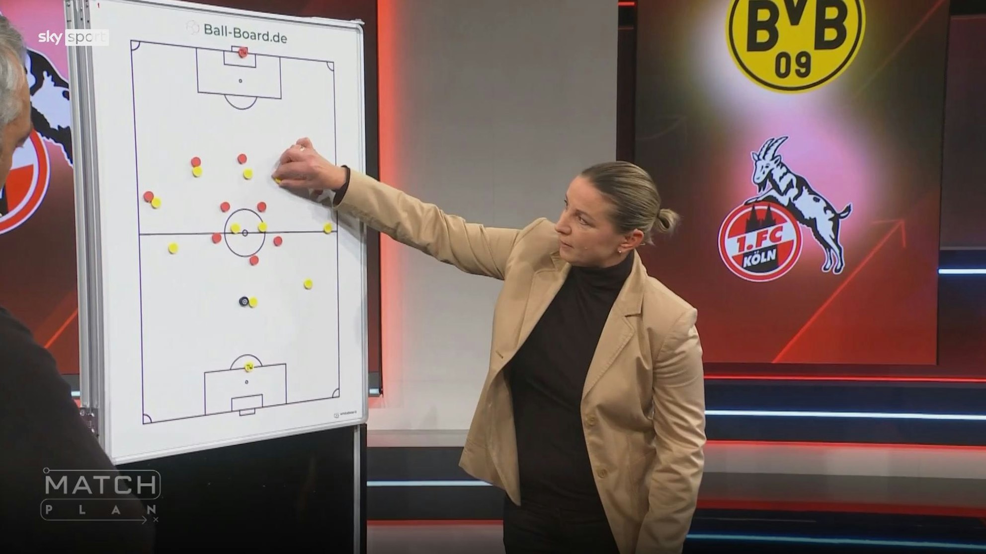 Inka Grings in der Sky-Show „Matchplan“ an der Taktiktafel.
