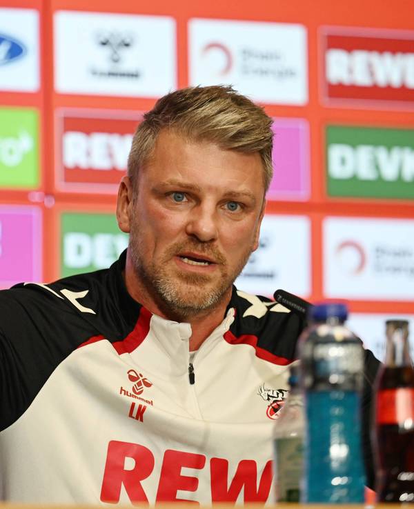 Lukas Kwasniok fragend die Arme.