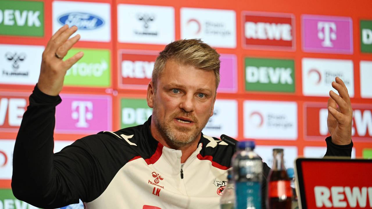 Lukas Kwasniok fragend die Arme.
