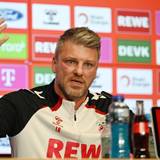 Lukas Kwasniok fragend die Arme.