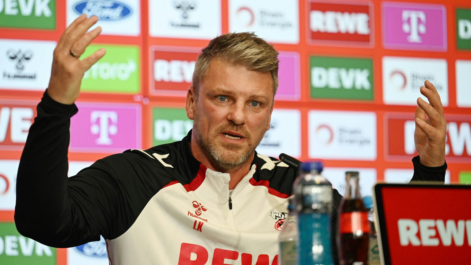 Lukas Kwasniok fragend die Arme.