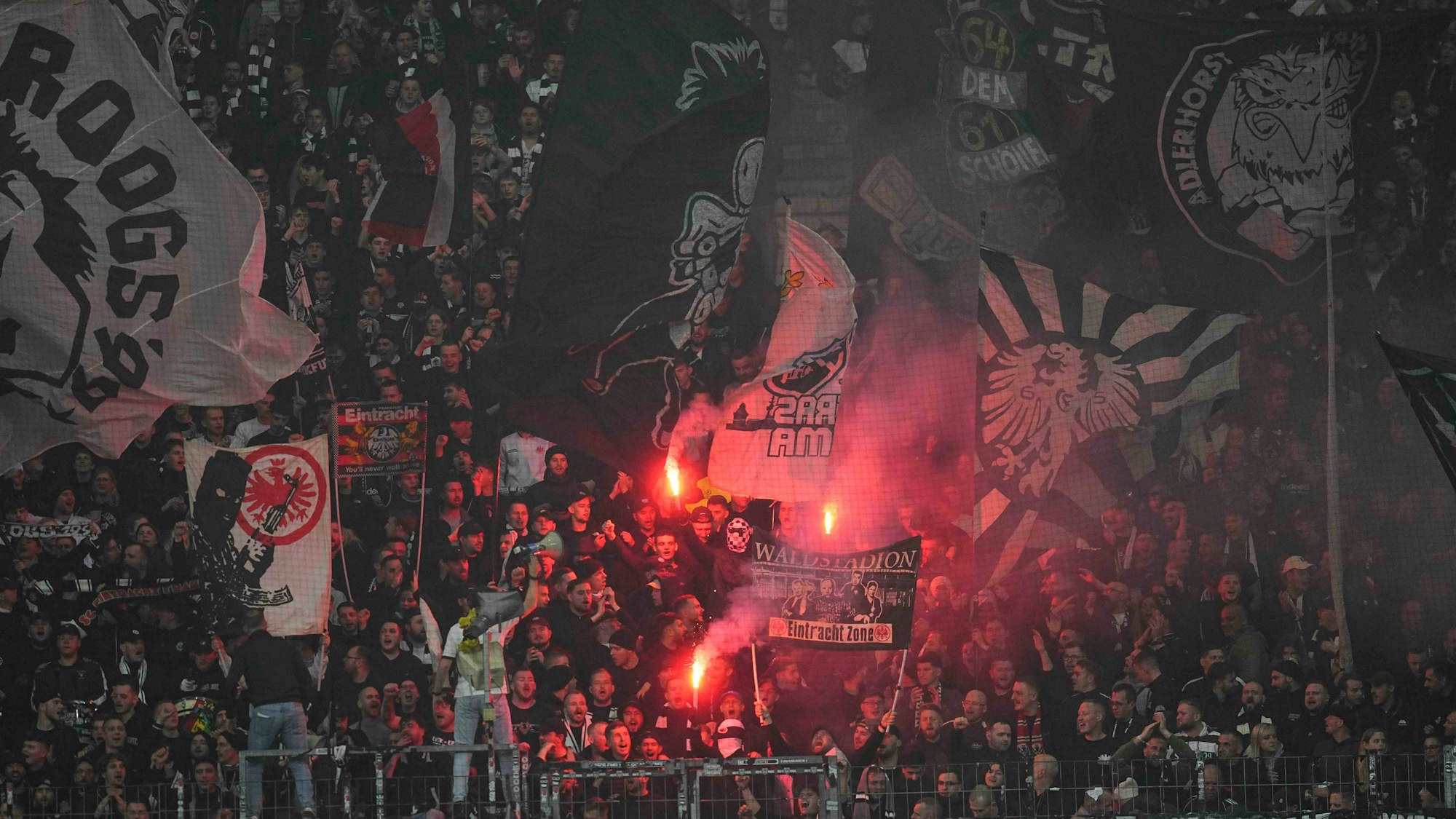 Fans von Eintracht Frankfurt zünden Pyrotechnik.