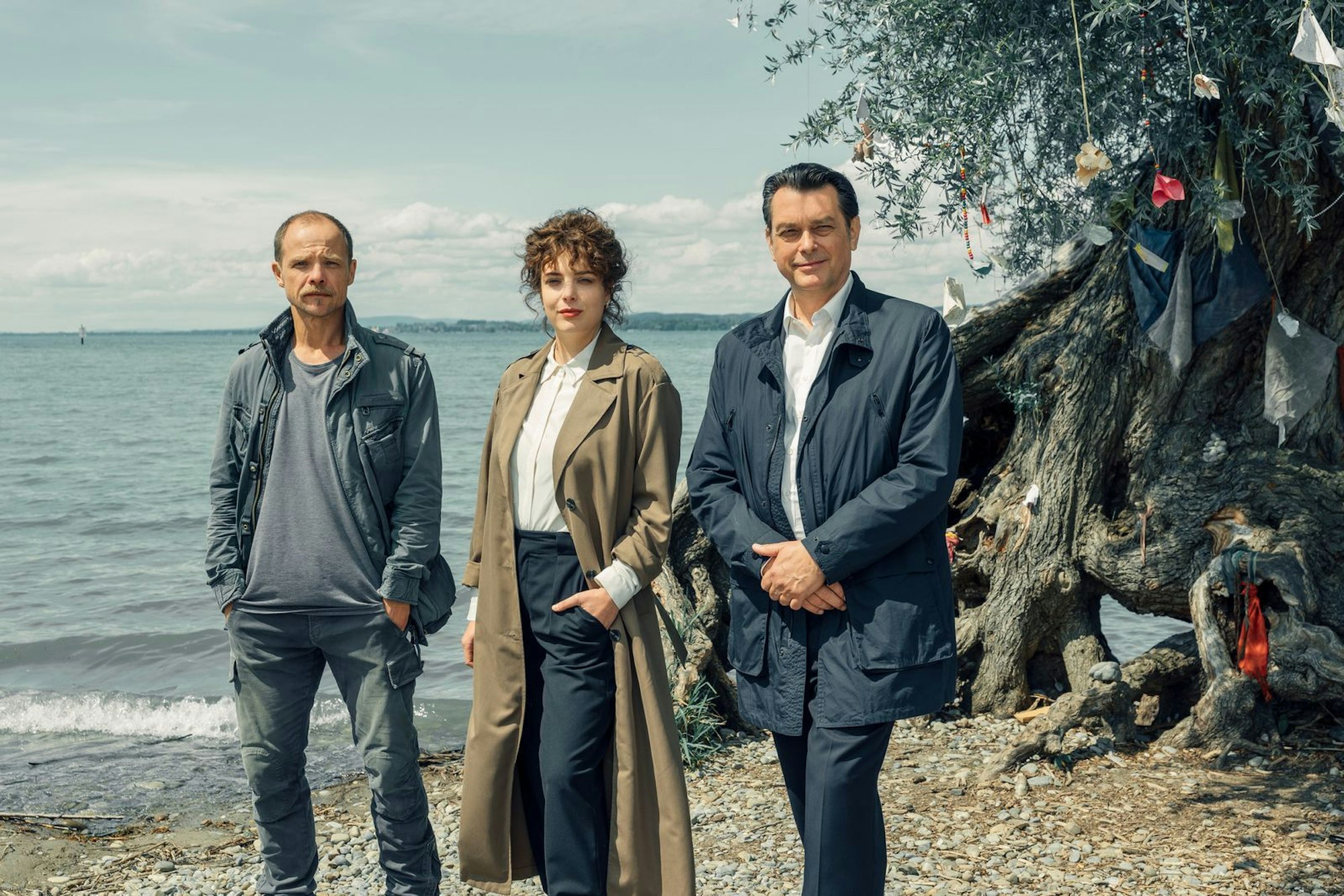 Ein eher seltenes Bild für die ZDF-Krimireihe „Die Toten vom Bodensee“: Micha Oberländer (Matthias Koeberlin, links), Mara Eisler (Anna Werner Friedmann) und Thomas Komlatschek (Hary Prinz) ermitteln diesmal hin und wieder bei Sonnenschein.  (Bild: ZDF/Dario Fink)
