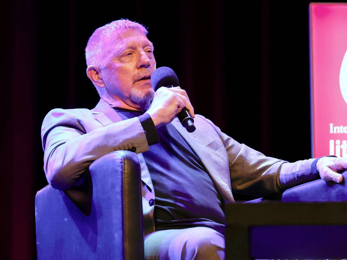 Boris Becker beim lit.Cologne Spezial im Theater am Tanzbrunnen auf der Bühne.