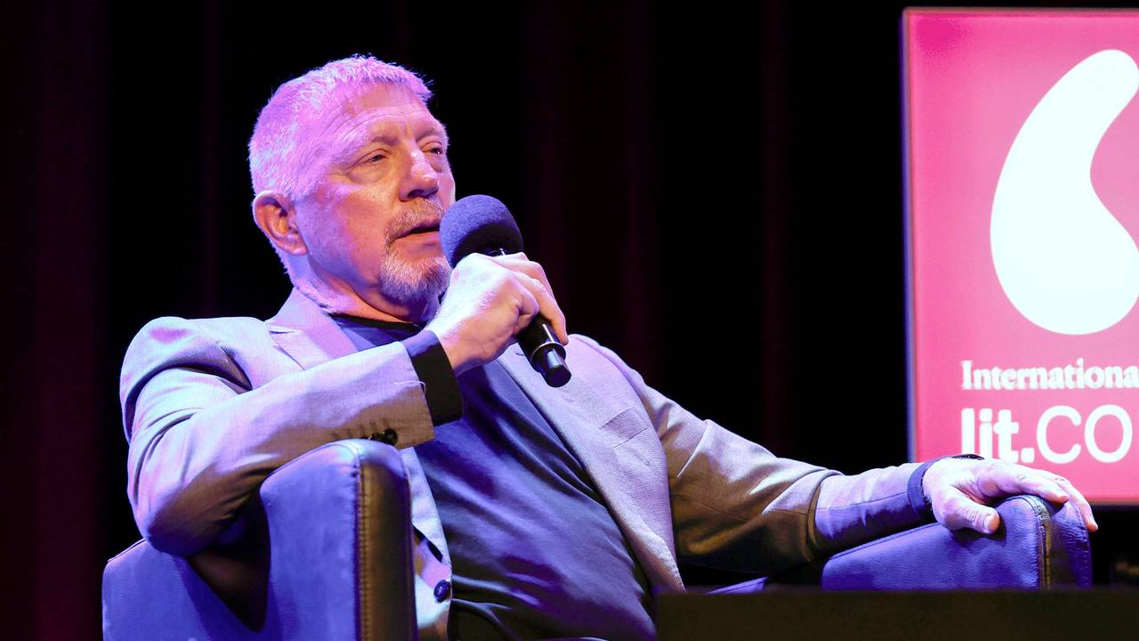 Boris Becker beim lit.Cologne Spezial im Theater am Tanzbrunnen auf der Bühne.