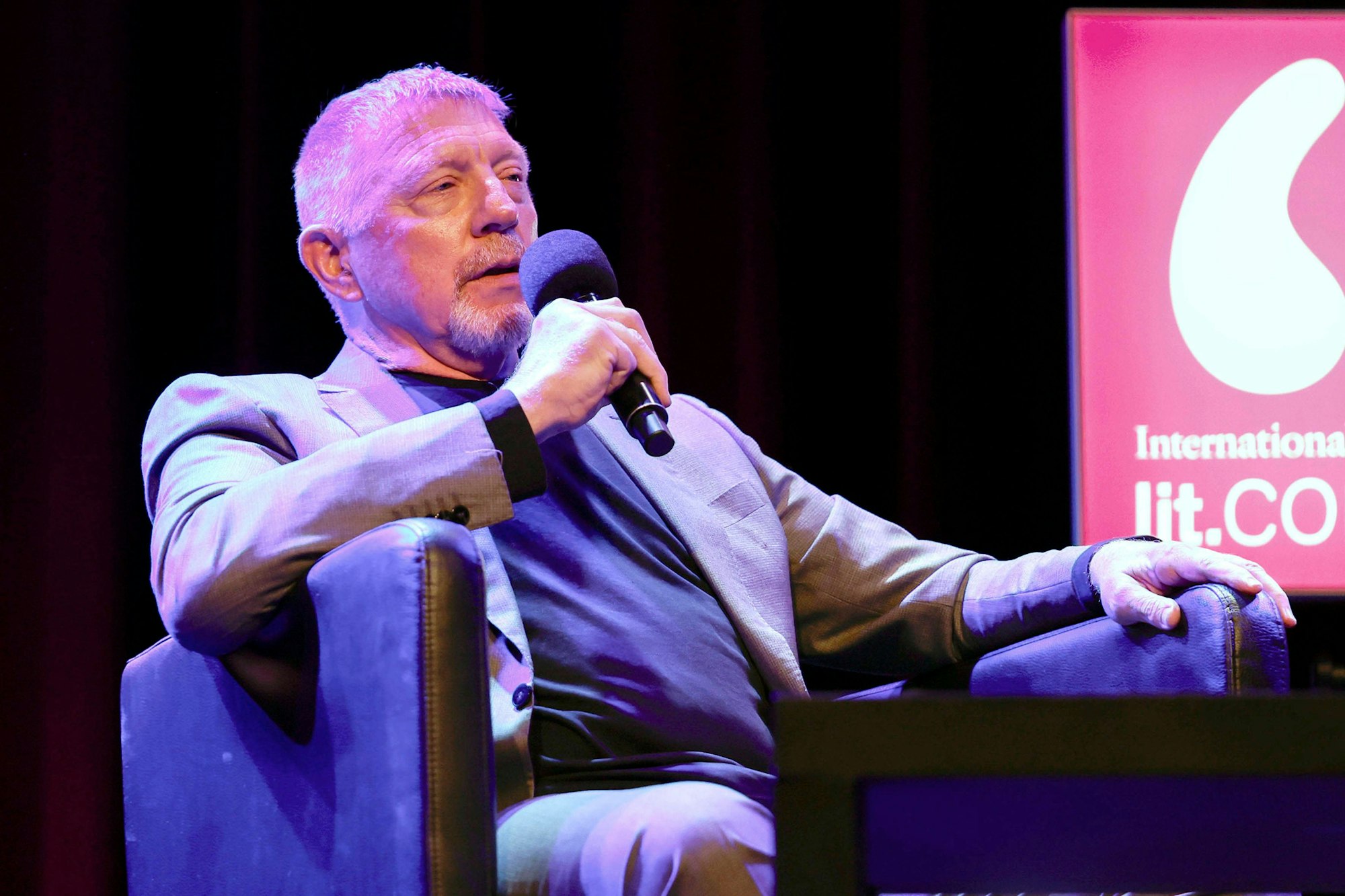 Boris Becker beim lit.Cologne Spezial im Theater am Tanzbrunnen auf der Bühne.