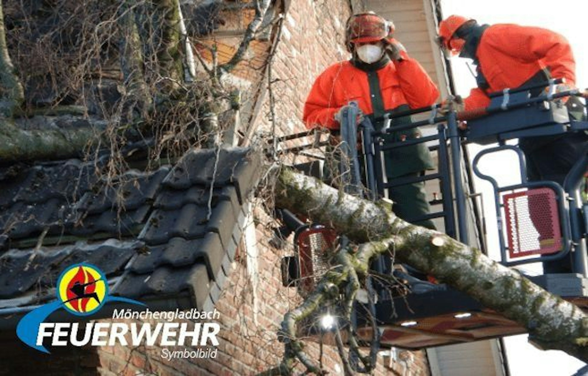Die Feuerwehr Mönchengladbach im Einsatz wegen Sturmtief Joshua.
