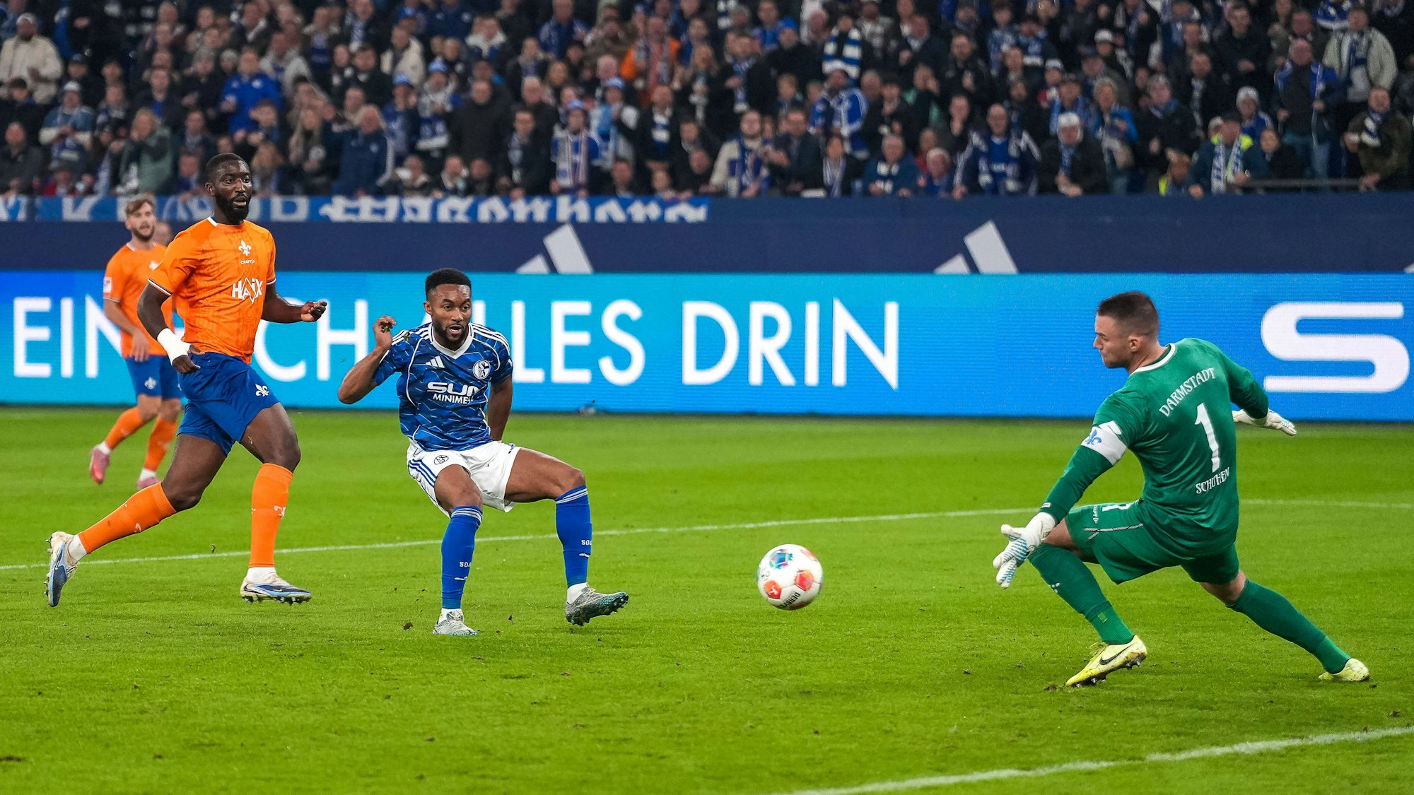 Moussa Sylla (M.) trifft beim Spiel von Schalke 04 gegen Darmstadt 98.