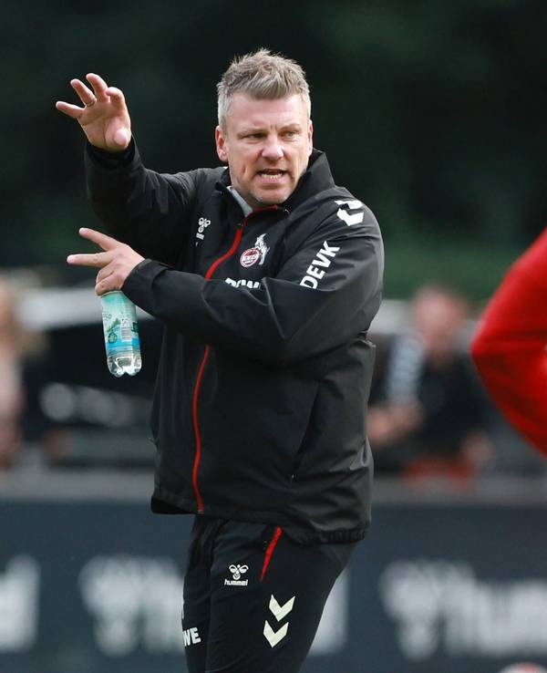 Lukas Kwasniok gestikuliert im Training.