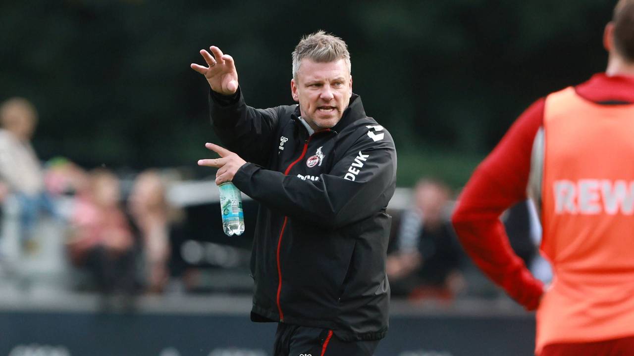 Lukas Kwasniok gestikuliert im Training.