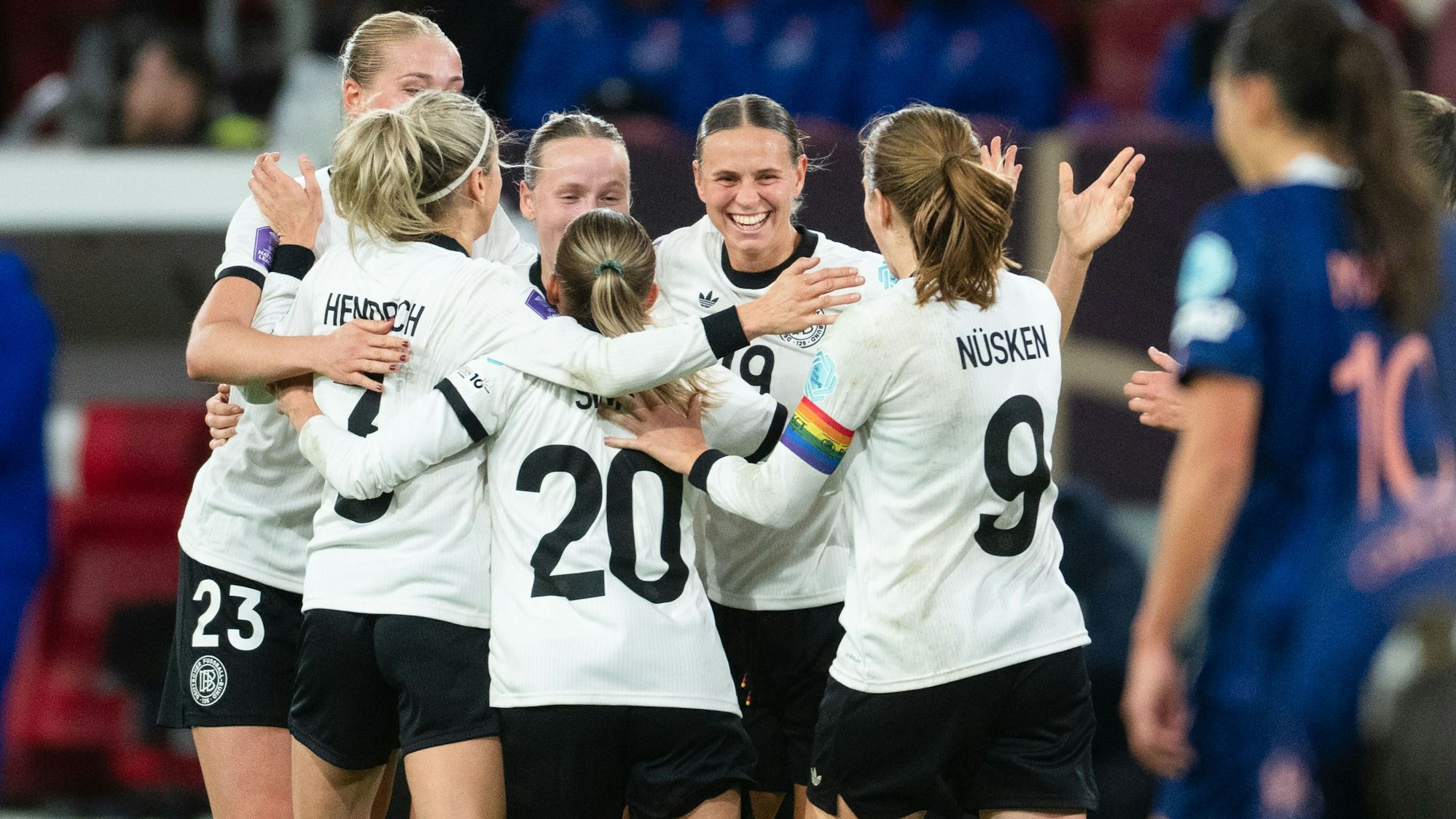 Deutschlands Torschützin Klara Bühl (2. v.r.) jubelt nach ihrem Treffer zur 1:0 Führung mit der Mannschaft.