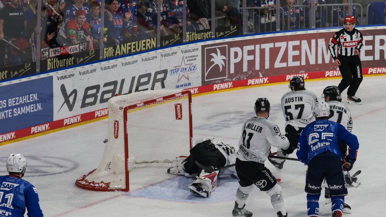 Mannheim-Profi Justin Schütz trifft zum 1:0 gegen die Kölner Haie.