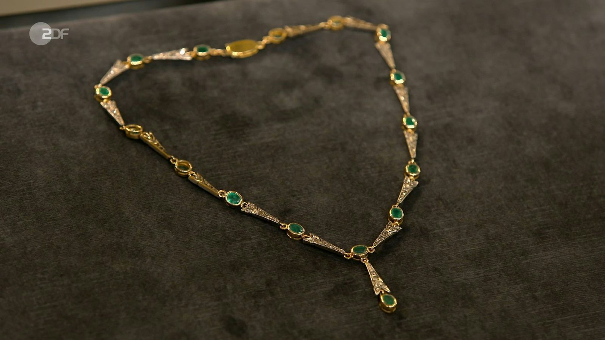 Das Collier aus Silber, Gold, Diamanten und Berillen aus der zweiten Hälfte des 20. Jahrhunderts bewertete die Expertin mit 700 bis 800 Euro. Fabian Kahl war von dem Schmuckstück so angetan, dass er sogar 1.250 Euro ausgab. 
 (Bild: ZDF)