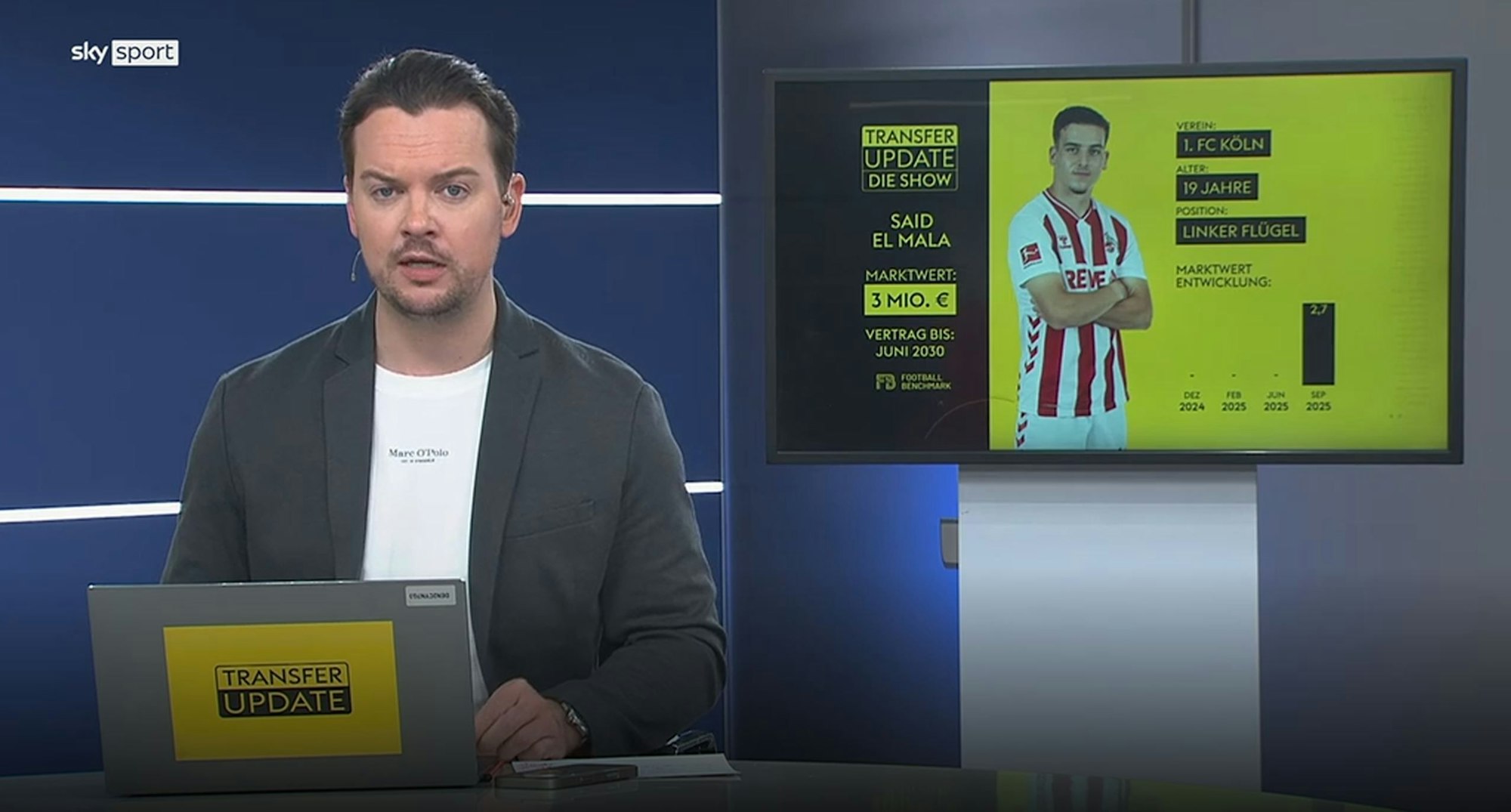 Florian Plettenberg spricht zum Publikum, während im Hintergrund eine Grafik zu Said El Mala eingeblendet wird.