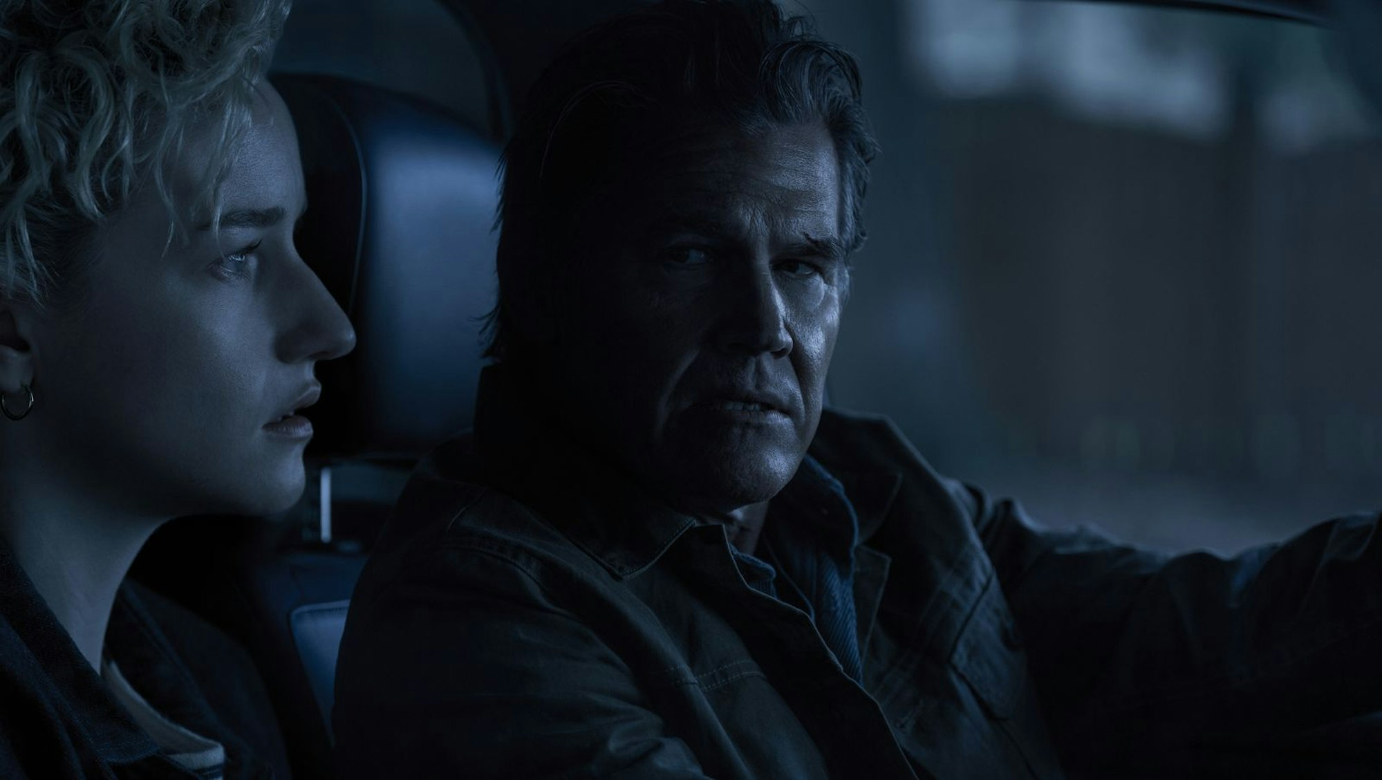 Was hat Lehrerin Justine (Julia Garner) mit dem Verschwinden der Kinder zu tun? Archer (Josh Brolin) und der Rest der Stadt wollen Antworten. (Bild: 2024 Warner Bros. Entertainment Inc./Quantrell Colbert)