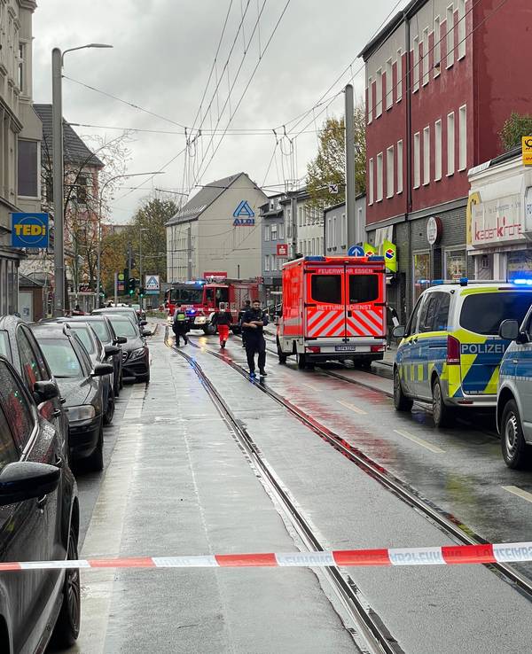 Einsatzkräfte der Polizei haben einen Bereich einer Straße in Essen abgesperrt. In Essen sind zwei Männer verletzt aufgefunden worden. Einer erlitt eine Schuss-, der andere eine Stichverletzung.