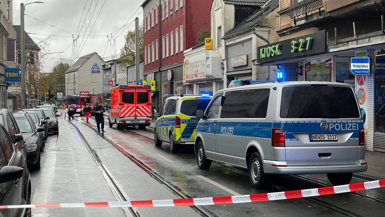 Einsatzkräfte der Polizei haben einen Bereich einer Straße in Essen abgesperrt. In Essen sind zwei Männer verletzt aufgefunden worden. Einer erlitt eine Schuss-, der andere eine Stichverletzung.
