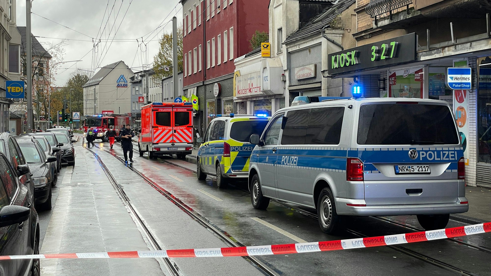 Einsatzkräfte der Polizei haben einen Bereich einer Straße in Essen abgesperrt. In Essen sind zwei Männer verletzt aufgefunden worden. Einer erlitt eine Schuss-, der andere eine Stichverletzung.
