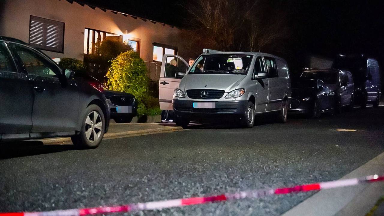 Die Polizei hat in Solms drei tote Personen in einem Wohnhaus gefunden.