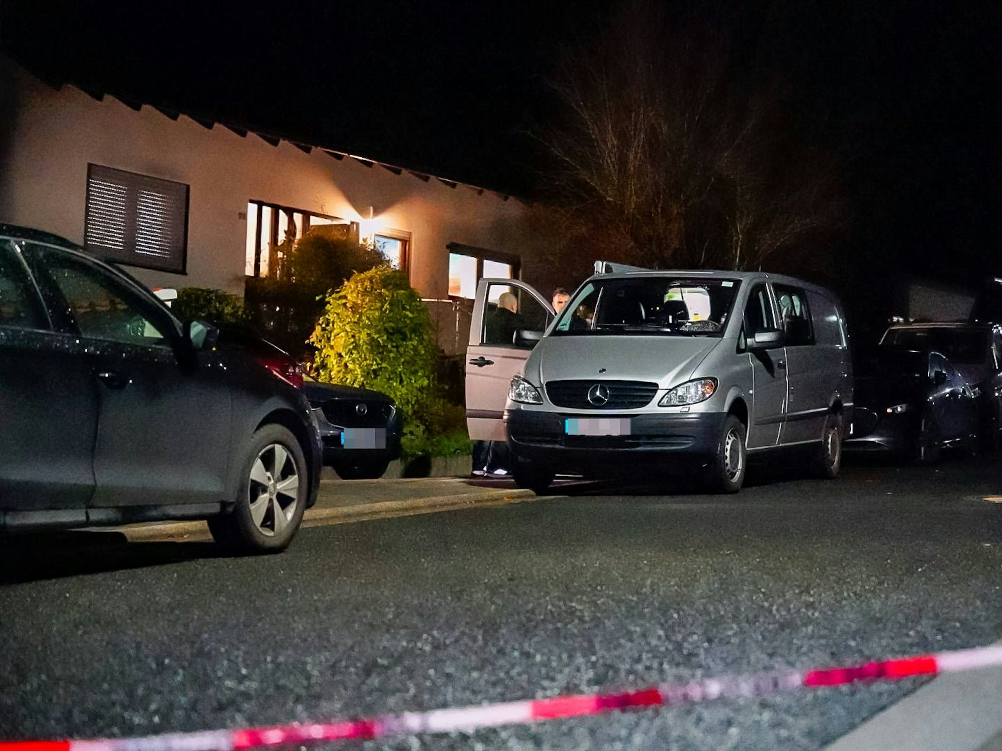 Die Polizei hat in Solms drei tote Personen in einem Wohnhaus gefunden.