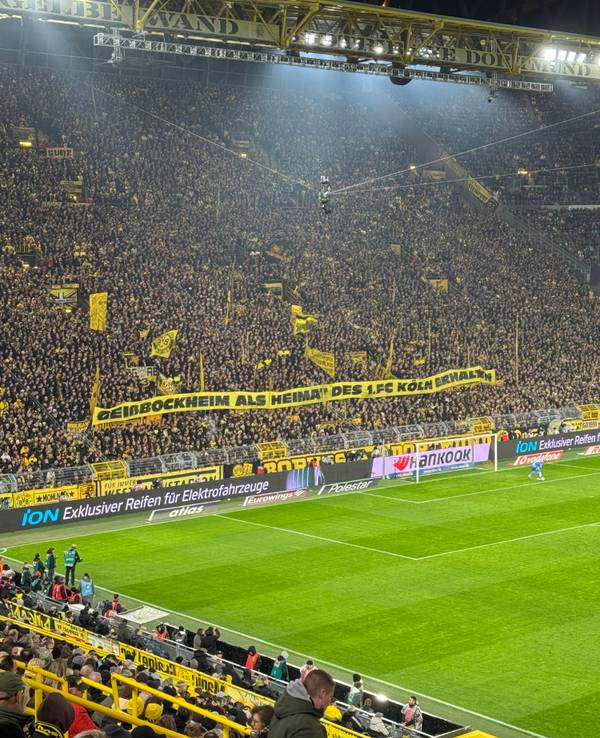 Die Fans von Borussia Dortmund unterstützten den 1. FC Köln in Sachen Geißbockheim-Ausbau mit einem Transparent beim Spiel am 25. Oktober 2025.
