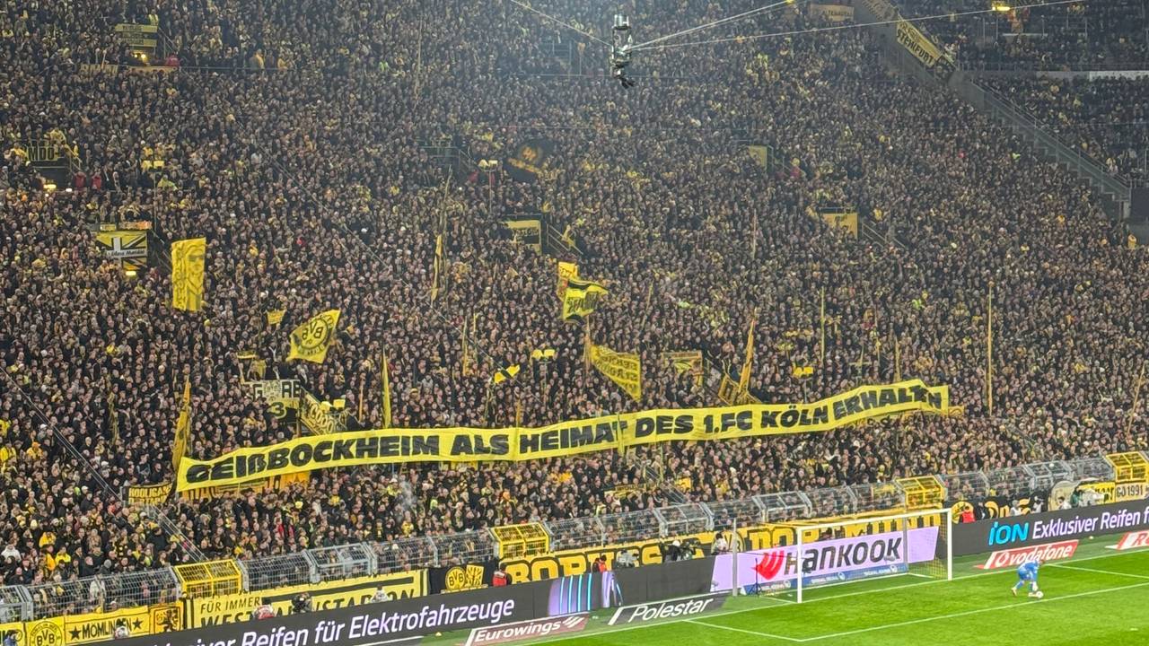 Die Fans von Borussia Dortmund unterstützten den 1. FC Köln in Sachen Geißbockheim-Ausbau mit einem Transparent beim Spiel am 25. Oktober 2025.