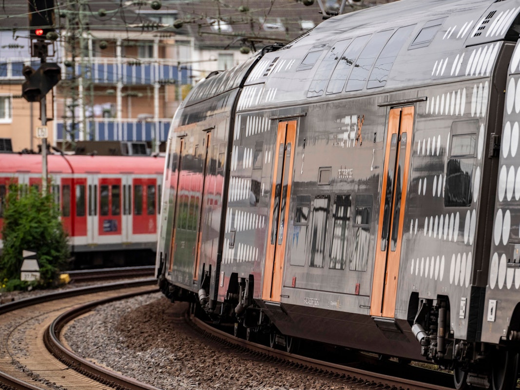 Ein RE5 steht auf den Gleisen im Bereich Düsseldorf.