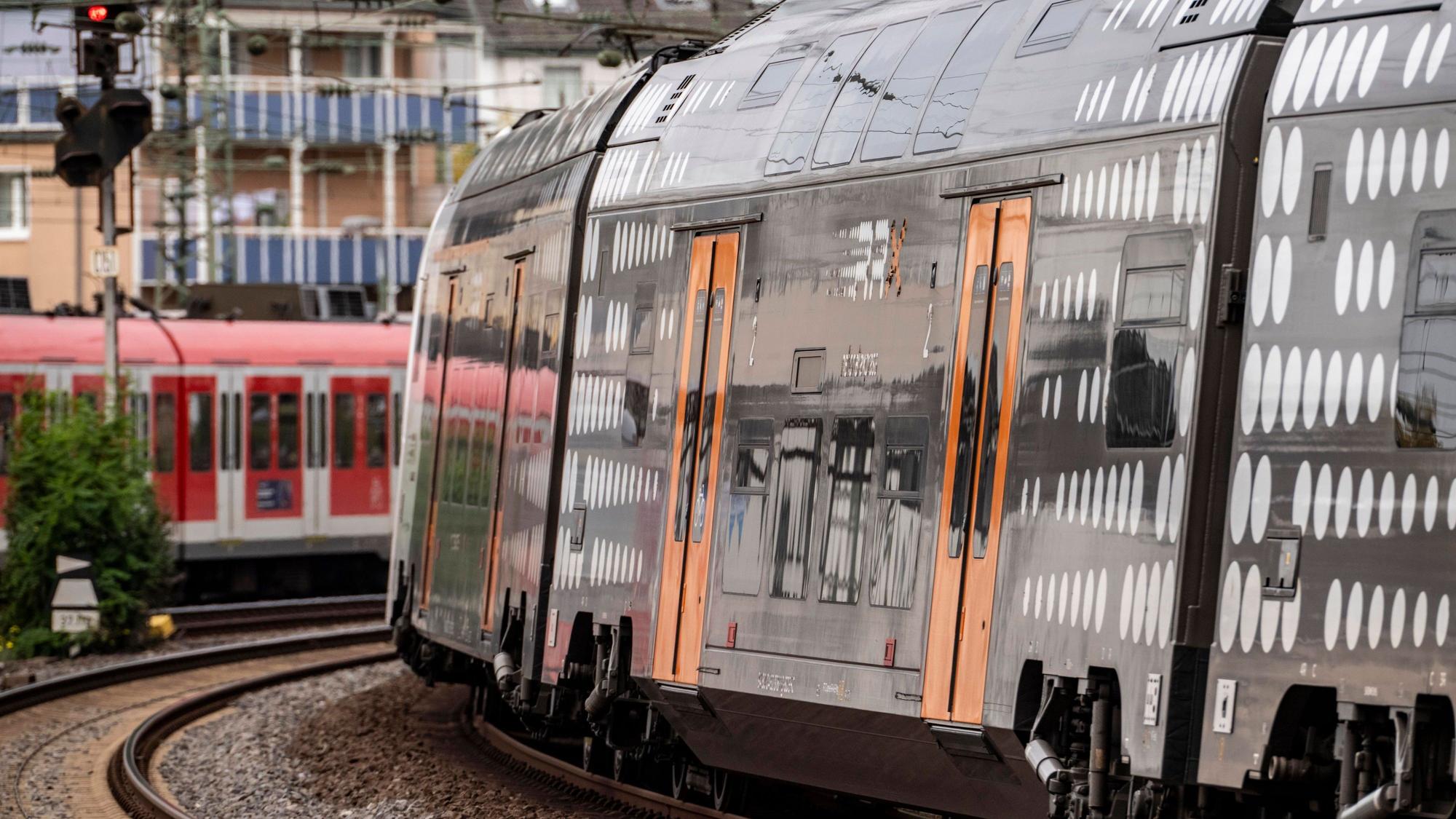 Ein RE5 steht auf den Gleisen im Bereich Düsseldorf.
