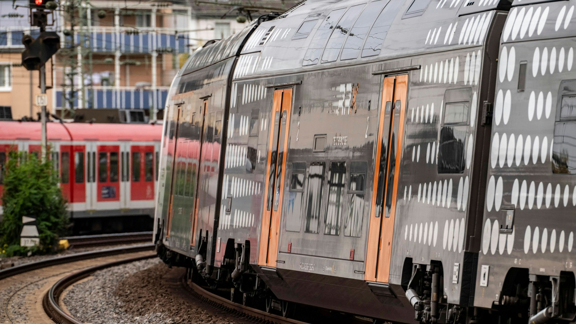 Ein Zug ist unterwegs.