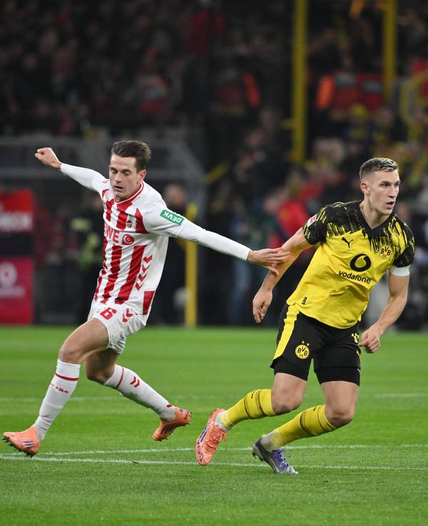 Nico Schlotterbeck im Duell mit Jakub Kaminski beim Spiel von Borussia Dortmund gegen den 1. FC Köln.
