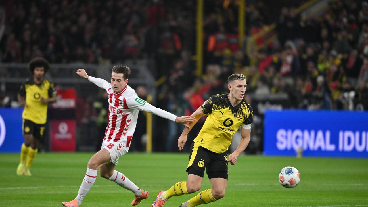 Nico Schlotterbeck im Duell mit Jakub Kaminski beim Spiel von Borussia Dortmund gegen den 1. FC Köln.