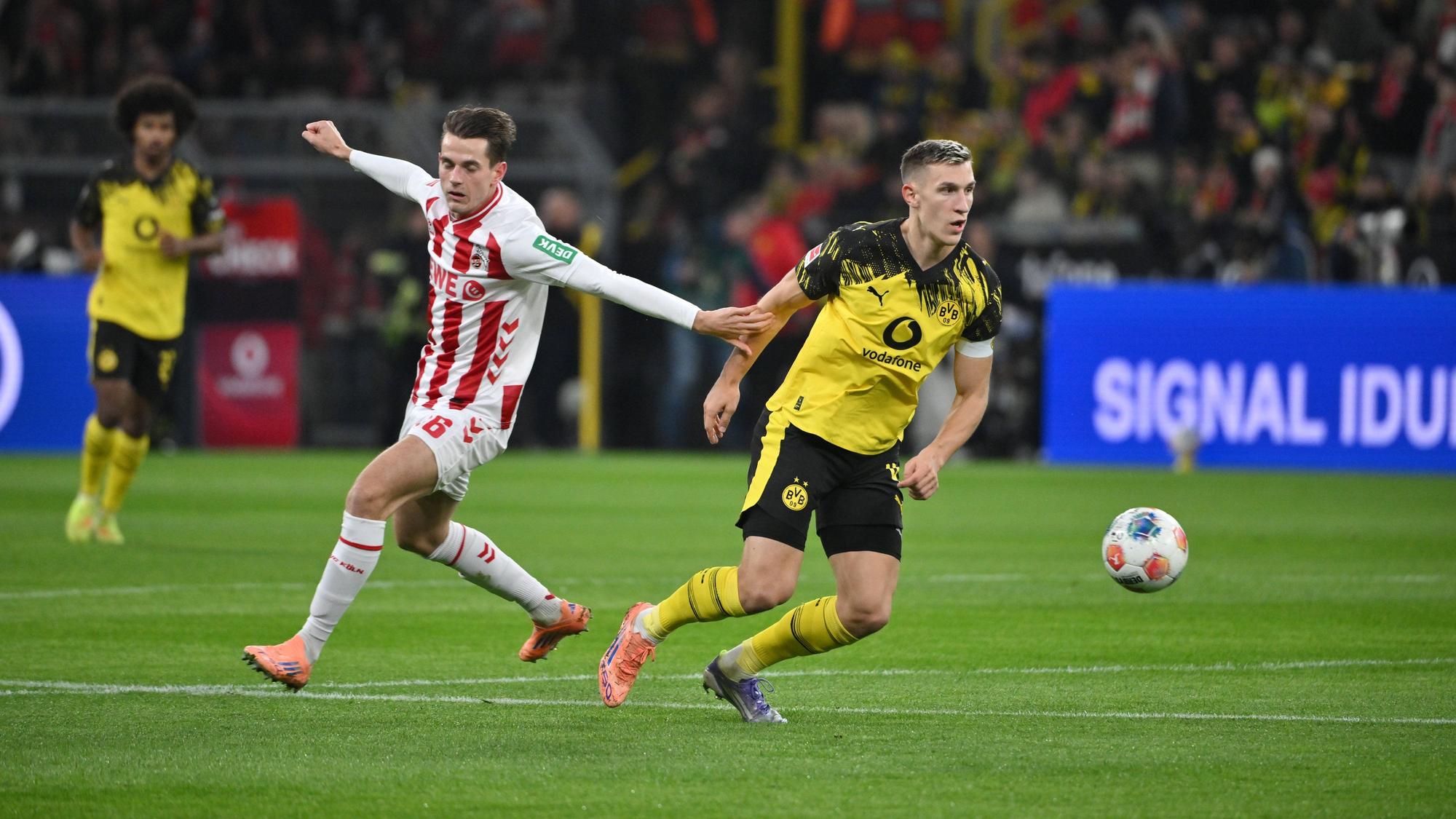 Nico Schlotterbeck verteidigt im Spiel zwischen Borussia Dortmund und dem 1. FC Köln mit zwei verschiedenen Schuhmodellen.