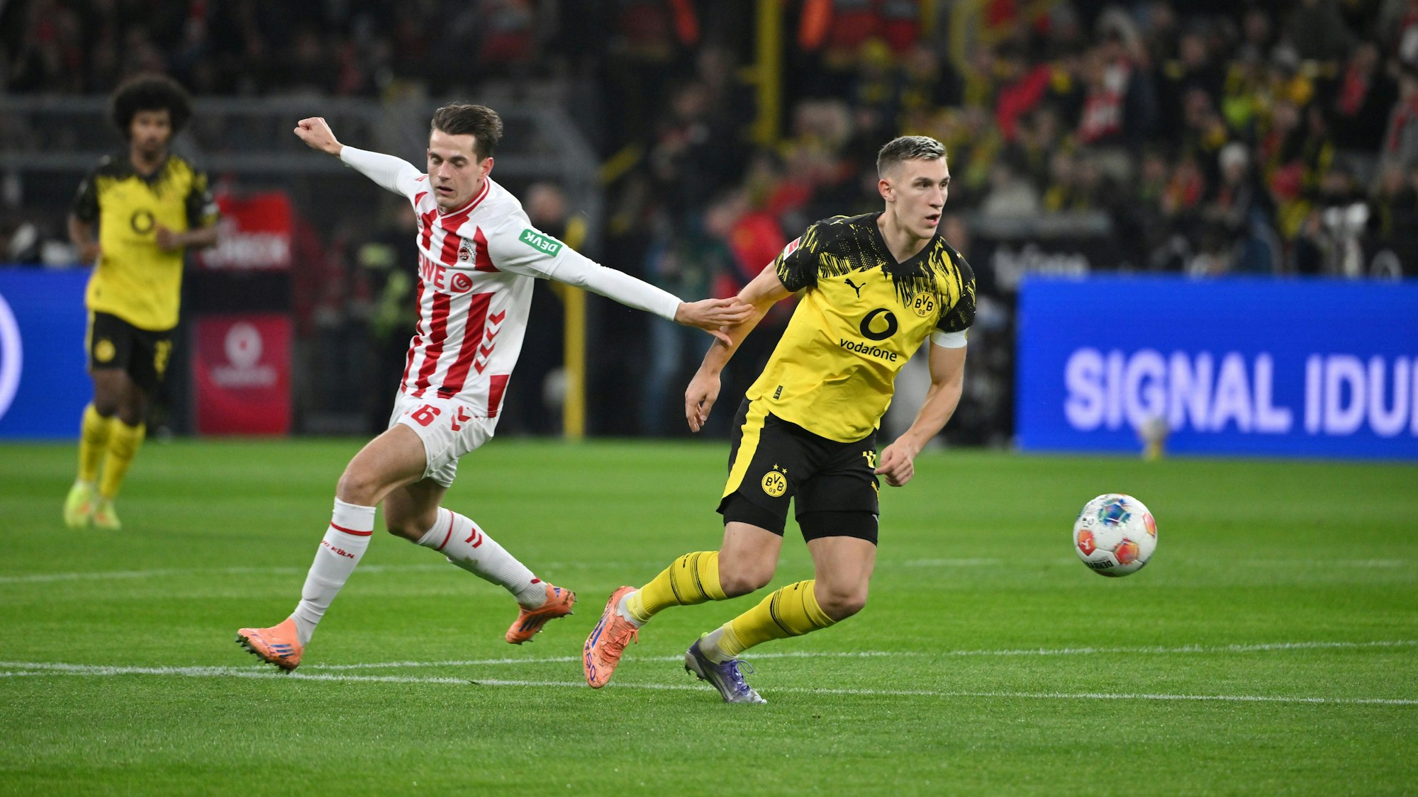 Nico Schlotterbeck verteidigt im Spiel zwischen Borussia Dortmund und dem 1. FC Köln mit zwei verschiedenen Schuhmodellen.