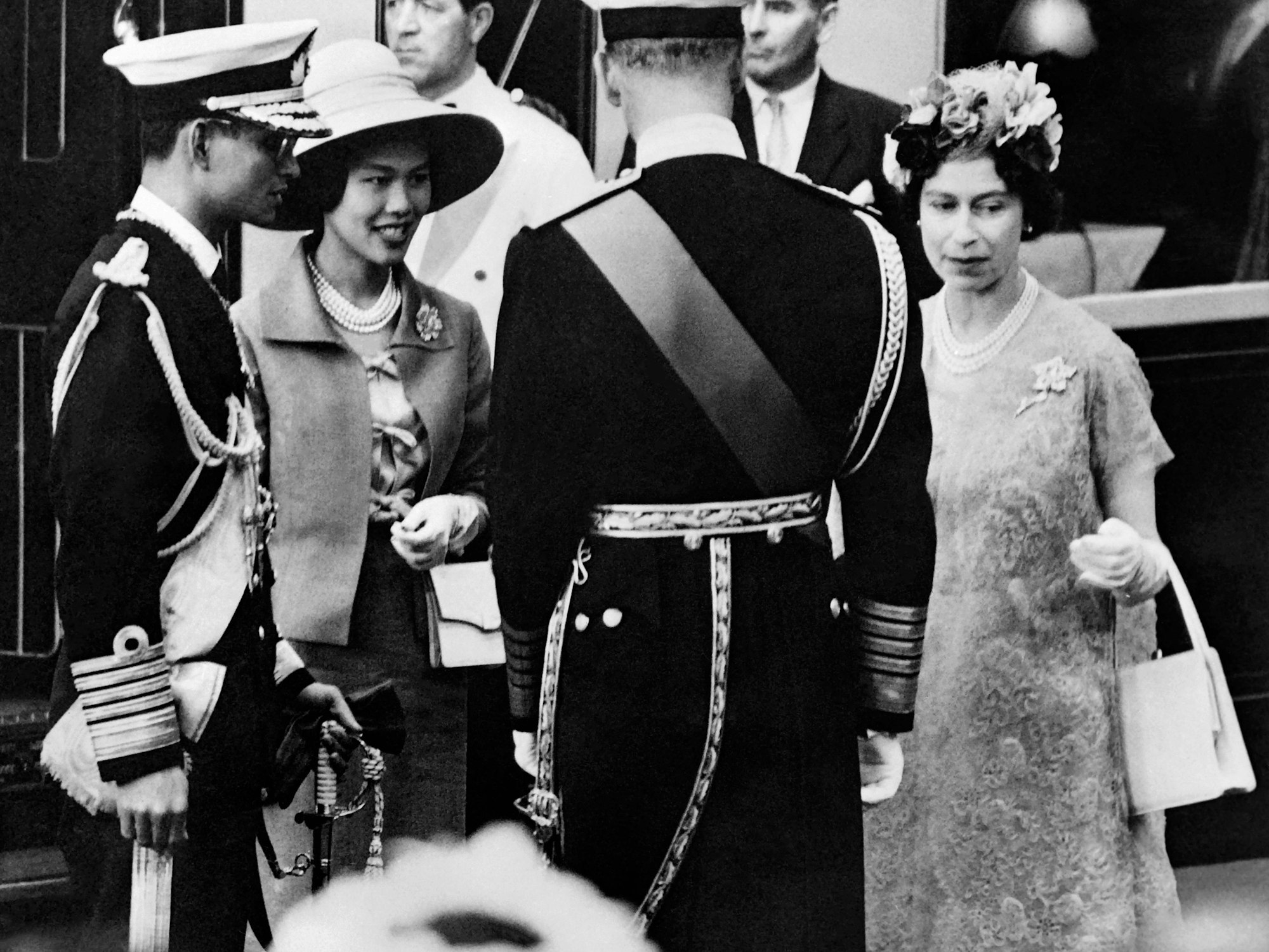 Thailands Königspaar mit der damaligen britischen Königin Queen Elizabeth und Prinz Philip.