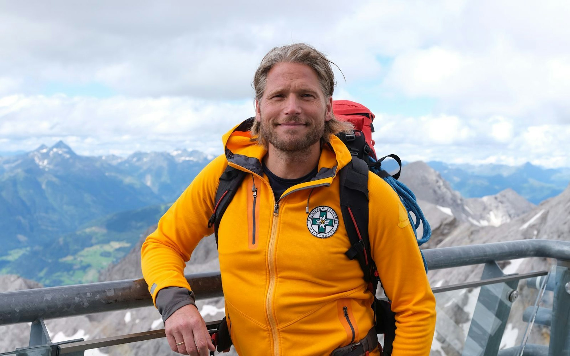 Sebastian Ströbel ist nicht nur Schauspieler und Autor, sondern auch Hauptdarsteller aus der Serie „Die Bergretter“ (neue Folgen ab Donnerstag, 30. Oktober, 20.15 Uhr, ZDF) und damit ein waschechter Bergfex. Der 48-Jährige scheut (fast) keine Herausforderung. Was er an den Bergen und dem „Extremen“ so liebt, verrät er im Interview. (Bild: Nicole Giesa)