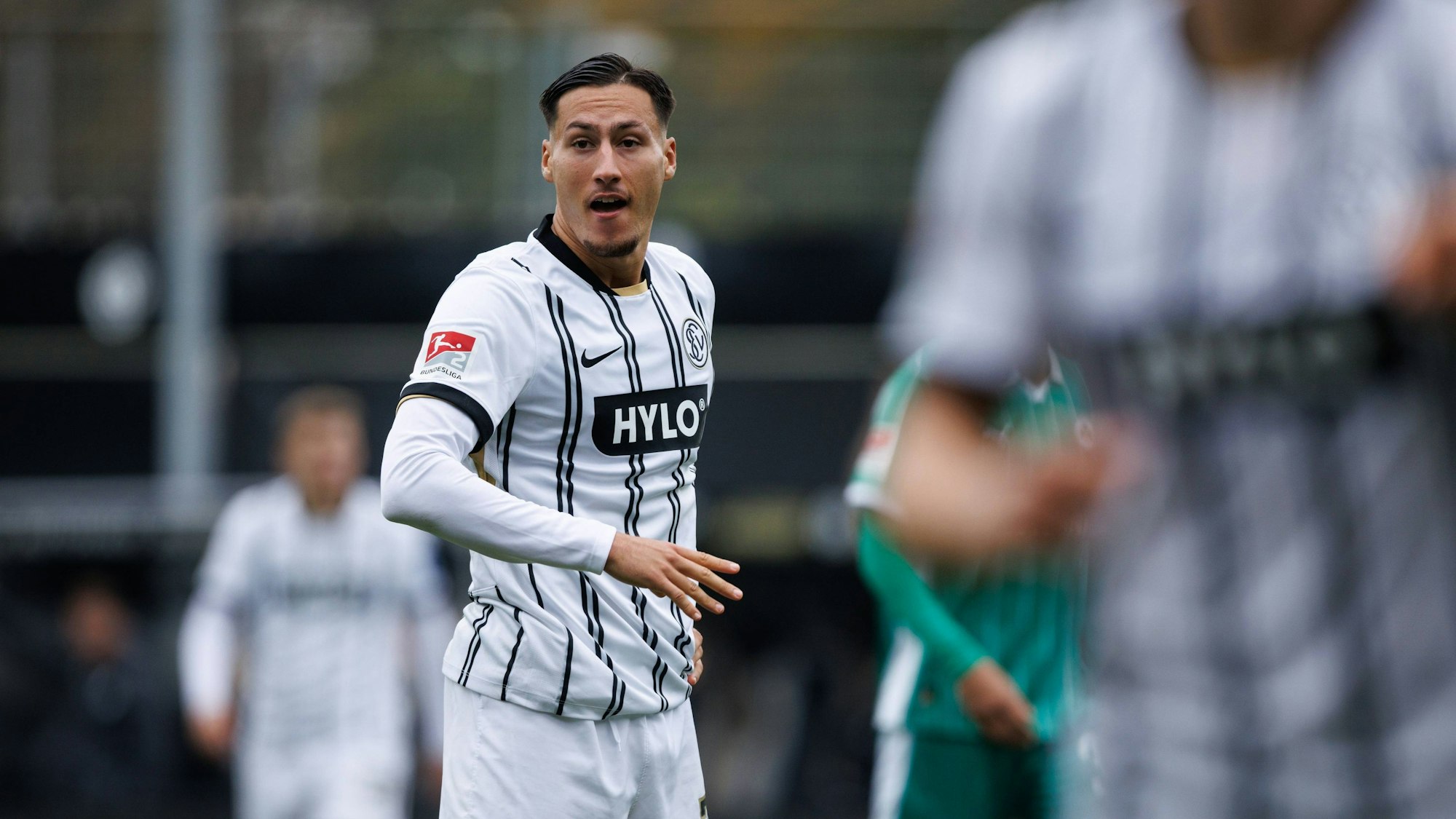 Younes Ebnoutalib im Trikot der SV 07 Elversberg.