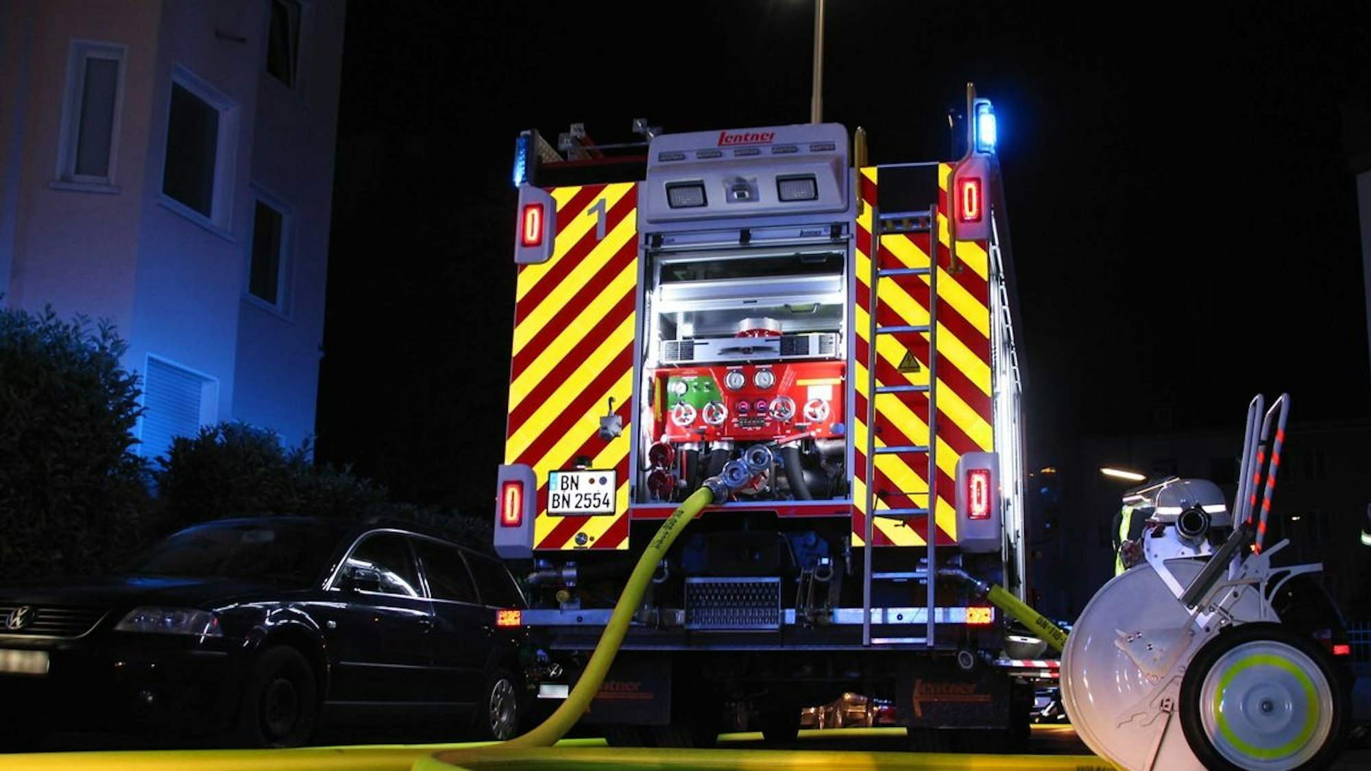 Feuerwehr im Einsatz bei einem Wohnungsbrand (Symbolbild).