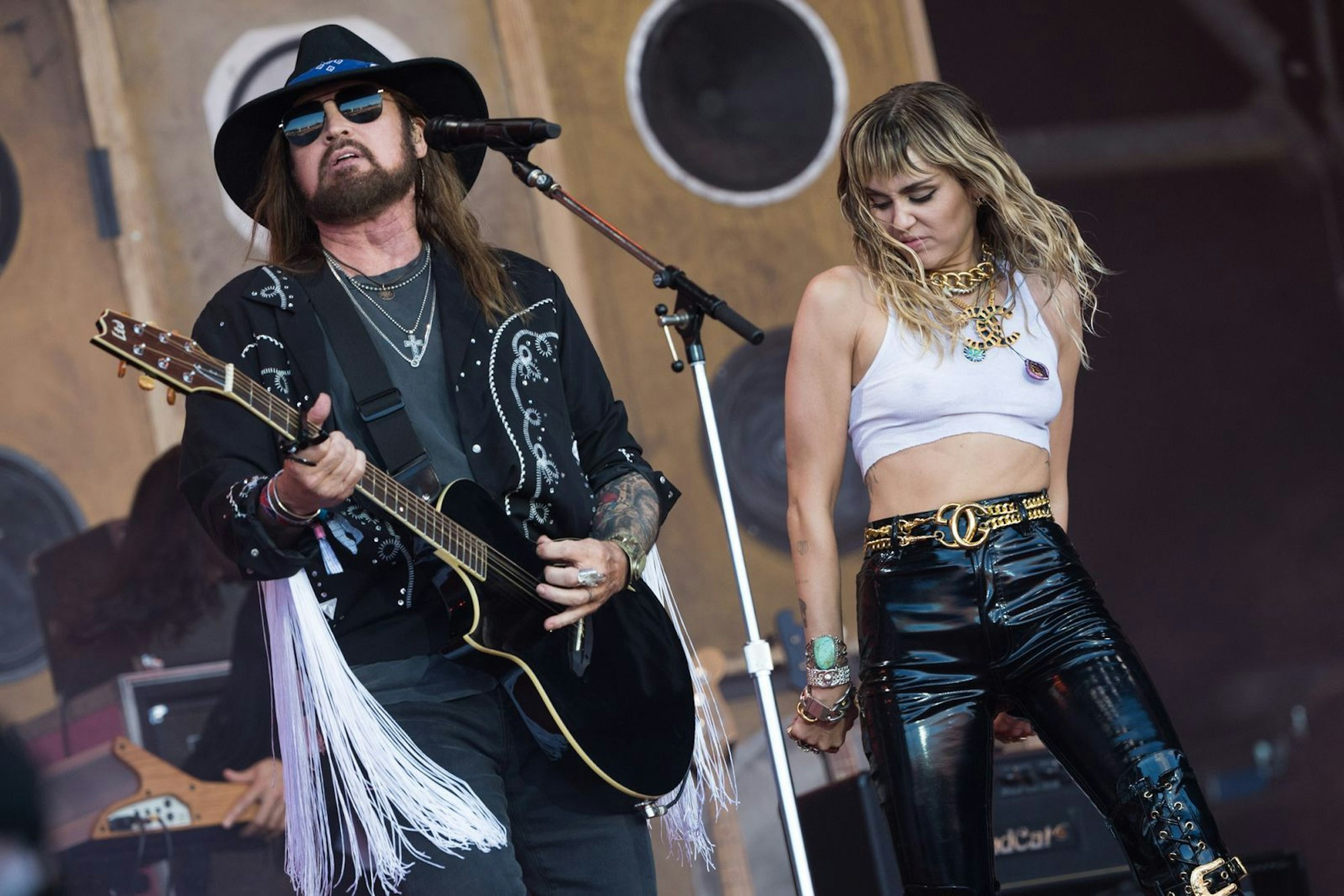 Miley Cyrus versuchte lange Zeit, ihr Image als Disney-Kinderstar mit aller Gewalt abzuschütteln. Inzwischen ist sie einer der größten Popstars der Gegenwart. Hier tritt die Sängerin gemeinsam mit Papa Billy Ray Cyrus auf dem Glastonbury-Festival 2019 auf. (Bild: Ian Gavan/Getty Images)