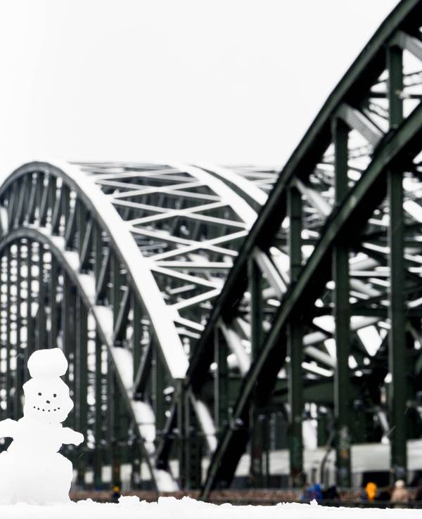 Die Hohenzollernbrücke und der Kölner Schnee sind nur selten mit Schnee bedeckt.